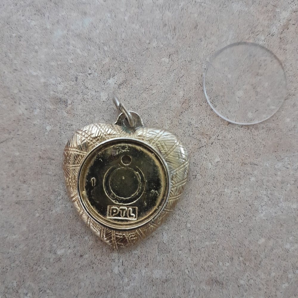 Source Unknown Gold Tone Heart Brooch & Photo  Charm PTL  Size:OS